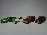 COLECIONISMO - Quatro carrinhos miniatura em metal, 2 da Manufatura Matchbox, 1 Dinky e 1 H.Seener Ltd.: Porsche Turbo (12cm), Jaguar (10cm), Range Rover (11cm) e London Taxi (10,5cm). Todos no estado.