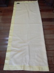 Cobertor em poliéster bege. Etiqueta de Rheingantz. De Luxo. 240 x 190cm.