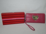 LIZ CLAIBORNE - Carteira de mão em corino rosa. Embalagem original. 20 x 10cm.