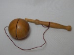 BRINQUEDO - Bilboquê, brinquedo em madeira e corda. Comp. 22cm.