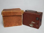FOTOGRAFIA - Câmera box modelo Brownie Roll-Film. Selo da Casa Carlos Gomes, Rua do Ouvidor 153. Década de 1920. Embalagem original. 11 x 8 x 13cm.