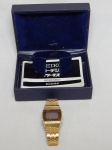 Relógio de pulso, metal dourado, painel LCD. manufatura Seiko modelo A 239 World Time. Funcionamento desconhecido. No estado. Embalagem original.