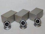 Três relógios de mesa promocionais da Petrobras. Base e caixa em metal prateado. Funcionamento desconhecido. Alt. 4cm.