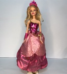 Colecionismo - Antiga Boneca Barbie, fabricada pela Mattel, possui um mecanismo que rotaciona  vestido