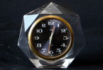 Relógio despertador de viagem Elgin, caixa em acrílico facetado em forma de estrela. Máquina funcionando. / Med. 10cm