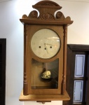 Relógio raridade Eska, em madeira cerejeira, em ótimo estado de conservação, musical 5 bordões afinados, com toque de 15 em 15 minutos, revisado, funcionando perfeitamente. Medidas: 85cm alt X 37cm larg X 20cm prof.