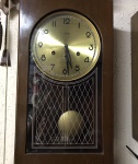 Antigo relógio de parede Silco, funcionando perfeitamente, bate de 15 em 15, com chave original veja fotos