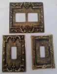 Lote com 3 espelhos de tomada em metal dourado, veja fotos