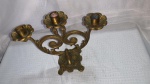 Clássico e elegante Candelabro para 3 velas em bronze, medindo 22x22 cm, veja fotos.