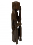 Escutura `O Pensador` entalhada em madeira. Med. 22cm