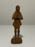 Escultura entalhada em madeira representando `Hippie` Assinada Bibi  Med. 18cm