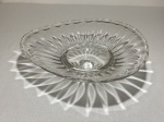 Grande e lindo centro de mesa em cristal europeu, formato irregular e decoração com raios de sol. 10x38x32cm. 