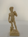 Escultura `David` em resina med 22cm - com restauro na perna. 