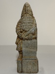 Escultura em pedra sabão representando um mago com pergaminho med 28cm