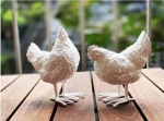 Par de esculturas de galinhas em resina com pés em ferro med 14x10cm 