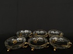 6 Taças baixas em cristal branco transparente, pé com aplicação em metal, bojo lavrado com motivo floral detalhes a ouro med 9,3cm - uma com bicado na borda. 