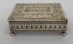 Aurea Pratas - Caixa Porta Jóias em metal espessurado a  prata com tampa e decoração floral, parte interna forrada em veludo  med 4x9x12cm
