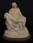 Estatueta representando `Jesus nos braços de Maria` em resina med 15cm 