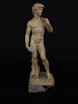 A. Santini - `David` estatueta em resina na cor marfim, circa 1960 de manufatura italiana com base em mármore negro rajado med 16cm