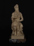 A. Santini - `Moisés` estatueta em resina na cor marfim, circa 1960 de manufatura italiana com base em mármore negro rajado med 15cm
