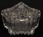 Caixa porta jóias em cristal translúcido, lateral e borda da tampa caneladas decorados com estrelas e geométricos med 10x14cm 
