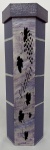 Caixa para vinho em madeira sextavada com detalhes vazados em folhas e cacho de uva nas cores roxo externo e bordô interno med 36cm