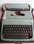 Antiga máquina de escrever marca OLIVETTI. Necessita fixar alavanca do rolo.
