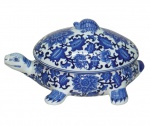 Grande sopeira oriental em forma de tartaruga com rica policromia azul com florais e guirlandas. Medida 37x25cm.