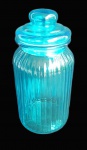 Pode de vidro  raiado em rico tom azul e fechamento  com tampa  de fechamento hermético.
