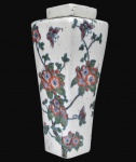Grande e belo centro de mesa com tampa , confeccionado em porcelana de origem oriental com singelos florais . Medida 36 cm de altura.