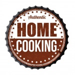 Grande placa de metal em forma de chapinha com dizeres " Authentic Home Cooking" estilo retrô. Medida 40cm de diâmetro.