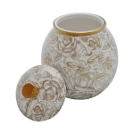 Pote de porcelana com tampa e bordas filitadas ouro e padrão de singelos florais. Medida 16 cm de altura.