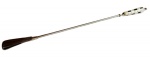 Calçadeira longa em metal cromado com belíssimo cabo de madre pérola. Medida 60cm de comprimento.