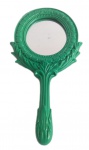 Espelho de mão em material sintético na cor verde. Medida total 25,5 cm. Apresenta pequena mancha no espelho.