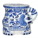 Porcelana oriental de elefante com rica policromia azul. Medida 19x17cm