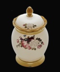 Pote de porcelana com belos e singelos florais e bordas filetadas à ouro. Medida 15 cm de altura.