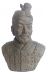 Busto de guerreiro do Império Chinês com riqueza de acabamentos, confeccionado em material sintético.  Medida 24x30cm.