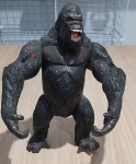 Boneco King Kong antigo, sem marca aparente de fabricante. Mede 28 cm .de altura e tem detalhes de expressão perfeitos. A vodca não acompanha o lote, aparece somente para comparação de tamanho.