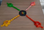 Clássico brinquedo Jogo pega dragão da estrela, anos 80. As peças apresentam ressecamento do plástico, argolas incompletas. Item interessante para compor coleção.