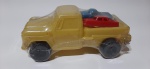Brinquedo antigo de plástico soprado, caminhão com 2 carros na caçamba, está lacrado em bom estado, porém faltando 1 rodinha.