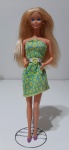 Boneca Barbie com vestido e sapatos, está exatamente como nas fotos. Obs: suporte não acompanha o lote.