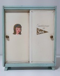 Mini móvel raro guarda-roupas da Susi, brinquedo original da estrela dos anos 60. Confeccionado em madeira com duas portas de correr. Móvel está em bom estado considerando a tempo, parte interna em ordem.
