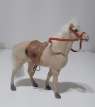 Antigo cavalo de brinquedo, com sela de borracha maleável, está em bom estado de conservação.