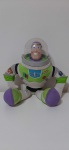 Boneco Buzz Lightyear Toy Story, confeccionado em material ensacado com cabeça de vinil e capacete de acrílico. Brinquedo com marcas de cola no corpo.