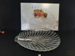 Grande Travessa Formato de Concha para Frutos do Mar representando Lagosta Em Bloco de Vidro.