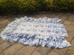 Colcha  de Solteiro em algodão Azul e Branco Floral com babados acompanha capa de travesseiro . Medida Colcha 90 x 220 e Porta Travesseiro 70 x 56