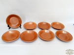 Jogo de 8 Pratos Fundos em Ceramica Vitrificada Marrom  Padrao oxford .1 apresenta pequeno Bicado na Borda. Medida 21 cm diametro.