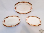 3 Travessas Ovais em Porcelana Inglesa  decorada com flores . Medidas  31,5 cm x 23 cm ; 29cm x 21 cm e 26 cm x 19 cm. Apresenta pequeno Bicado atras