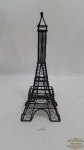 Enfeite aramado pintado cor preta da Torre Eiffel .Medidas: 30cm de altura .