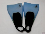 Par de pés de pato em borracha na cor preta com azul, marca T. Amato, tamanho G. Medindo 41cm de comprimento.